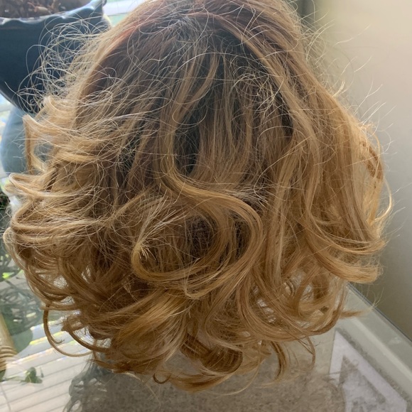 Chic Blonde Ombre Short Wig - Picture 3 of 5